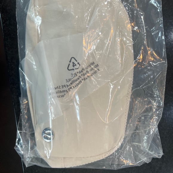 Lululemon everywhere belt bag White Opal with extendable strap - Picture 5 of 6